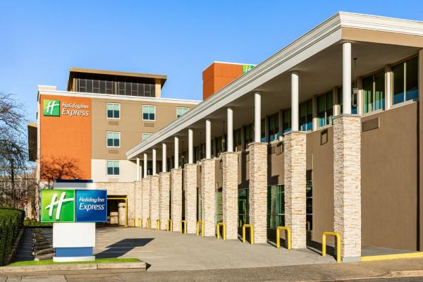 Na zdjęciu widoczny jest obiekt Holiday Inn Express Baltimore at the Stadiums by IHG położony w mieście Baltimore.