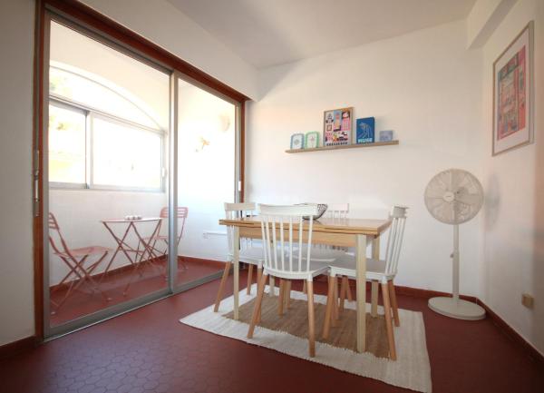 A la foto es mostra l'objecte Le Cosy situat a la ciutat de Cotlliure.
