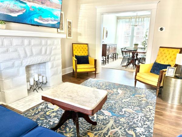 På billedet ses objektet 3 story, 100 year-old home, 4BR, 3 king & 2 queen beds beliggende i byen Braddock.