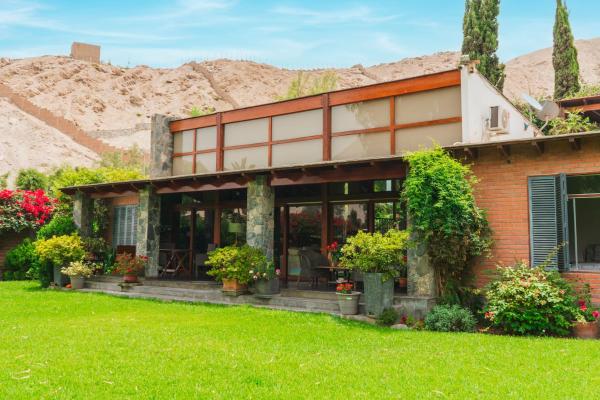 The photo shows the Casa Shanti located in the city of Cieneguilla.