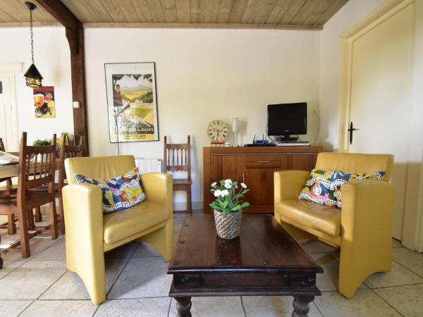 A la foto es mostra l'objecte Holiday Home in St Honoré with Scenic Views situat a la ciutat de Montaron.