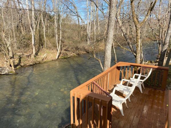 A la foto es mostra l'objecte Gray's Place on Cosby Creek situat a la ciutat de Cosby.