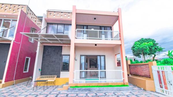 Nella foto è visibile l'oggetto Villa Triplet 3 with Rooftop and Balcony situato nella città di Batu.