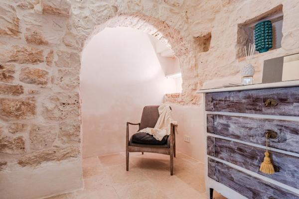 På billedet ses objektet Lux Apulian Villa inside Trulli with unique pool beliggende i byen Castellana Grotte.