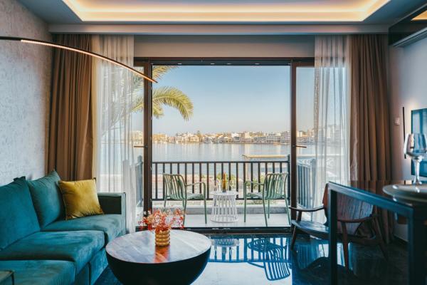 A la foto es mostra l'objecte NOA-Luxury Stay with a view situat a la ciutat de Quios.