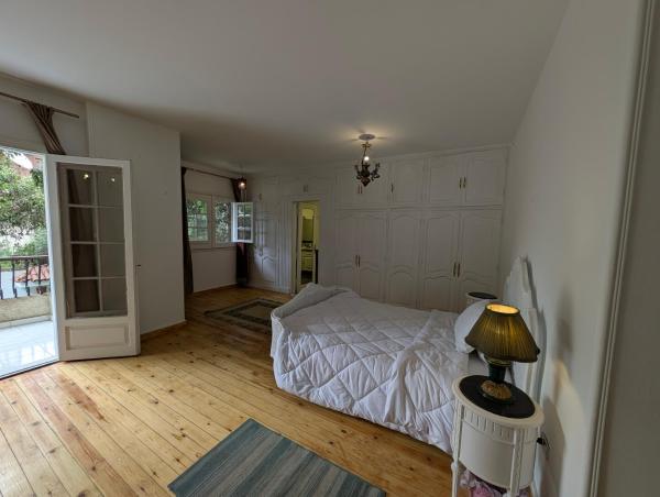 På billedet ses objektet Villa Maadi 35 -R 103- Garden & Pool Master Room beliggende i byen Kairo.