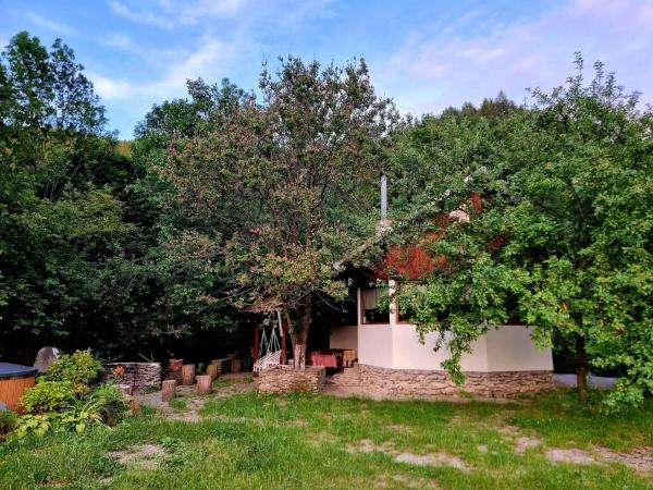 Na fotografii je vidět objekt Biniște -Tiny House by the river nacházející se ve městě Recea.