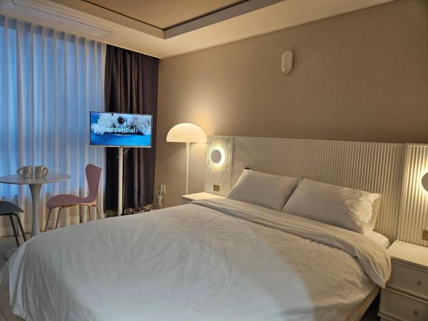 Nella foto è visibile l'oggetto Daegu StarB&B DSR Hotel mia Guestroom situato nella città di Daegu.