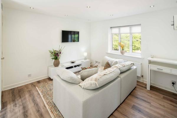 A la foto es mostra l'objecte Loughton Hideaway: Cozy 1BD Near Tube & Nature situat a la ciutat de Epping.