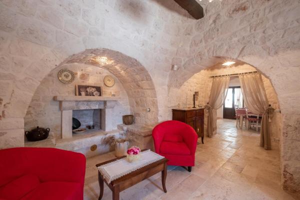 På billedet ses objektet Authentic Apulian Reatreat inside Trulli with pool beliggende i byen Castellana Grotte.