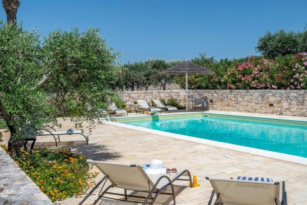 På billedet ses objektet Authentic Apulian Oasis inside Trulli with pool beliggende i byen Castellana Grotte.