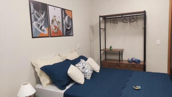 En la foto se muestra el objeto Kitnet equipada pra descansar ubicado en la ciudad de Fernandópolis.