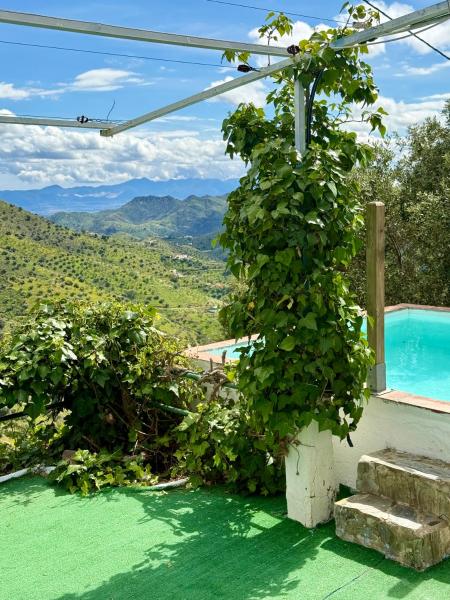Na zdjęciu widoczny jest obiekt La Tahona (Cortijo Andaluz en las montañas) położony w mieście Almogía.