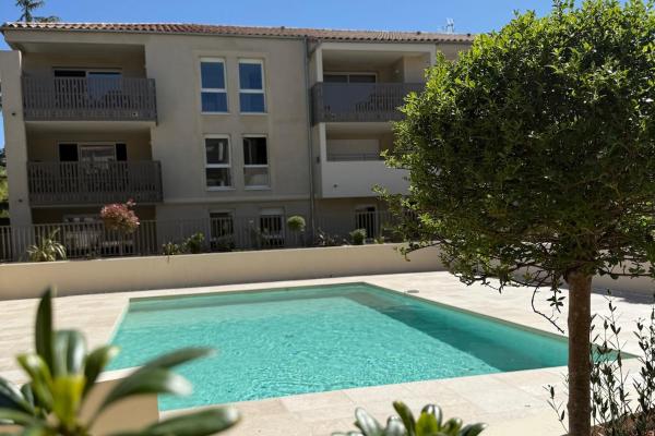 På billedet ses objektet Appartement neuf piscine de standing Uzes à pied beliggende i byen Uzès.