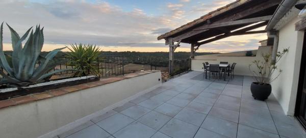 A la foto es mostra l'objecte Villa de Charme Climatisée - Au coeur des Remparts - Vue panoramique situat a la ciutat de Parignargues.