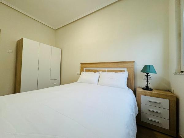 A la foto es mostra l'objecte Apartamento La Camocha situat a la ciutat de Leorio.