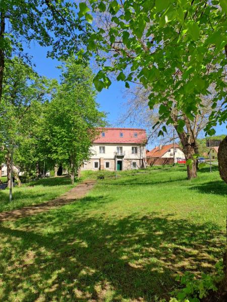 A la foto es mostra l'objecte Penzión Pod zámkom situat a la ciutat de Halič.