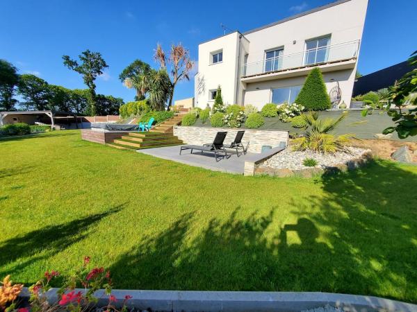 Nella foto è visibile l'oggetto Villa with terrace and garden situato nella città di Plerneuf.