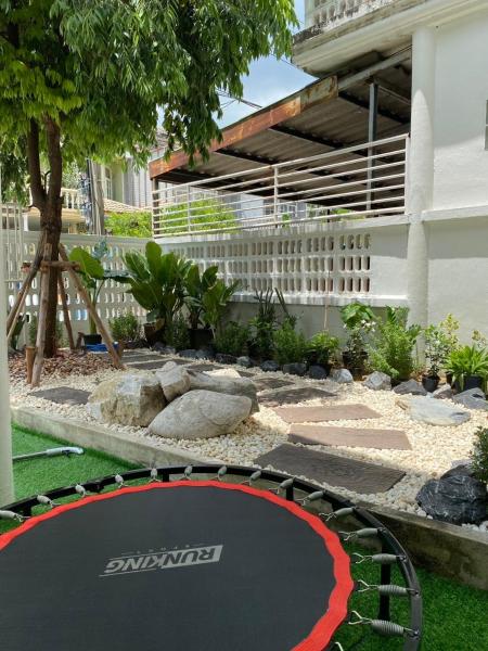 På billedet ses objektet Cheap house 7min next to BTS Kasetsart , 5 bedroom beliggende i byen Ban Yang.