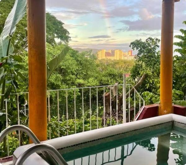 A la foto es mostra l'objecte A spacious apartment with a Jacuzzi situat a la ciutat de Ixtapa.