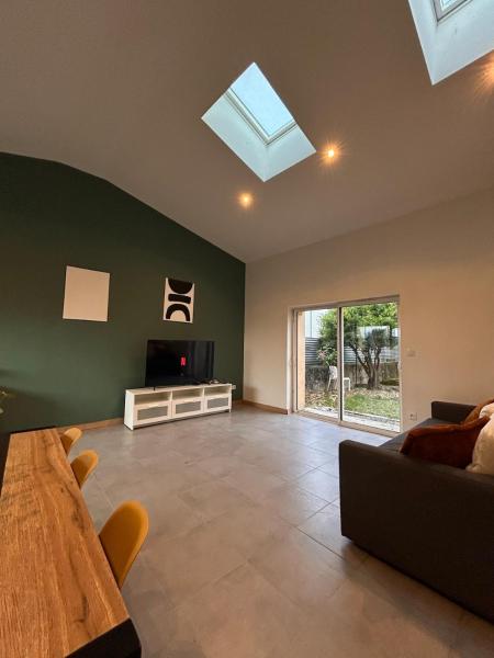 The photo shows the Spacious house - garden, Netflix & shops located in the city of Cérons.