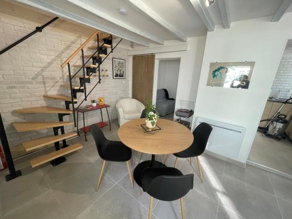 A la foto es mostra l'objecte Cozy vintage BNB house situat a la ciutat de Yerville.