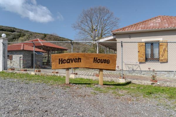 Na fotografii je vidět objekt HEAVEN HOUSE nacházející se ve městě Zigós.