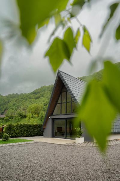 照片显示了位于Spahići市的Unea House物件。