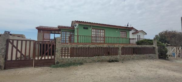 The photo shows the Acogedora casa en Caleta Chañaral de Aceituno located in the city of Chañaral de Aceituna.