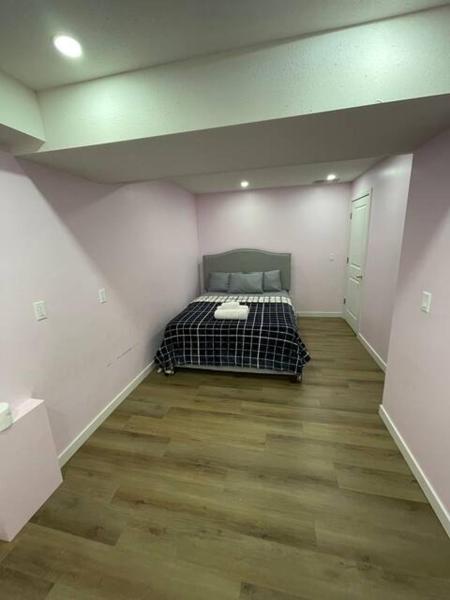 На фото показан объект Bedroom in Upland C, расположенный в городе Эдмонтон.