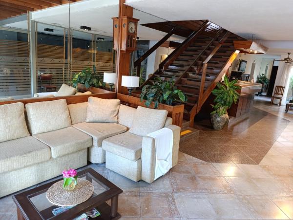 A la foto es mostra l'objecte Hotel Menfis situat a la ciutat de Devoto.