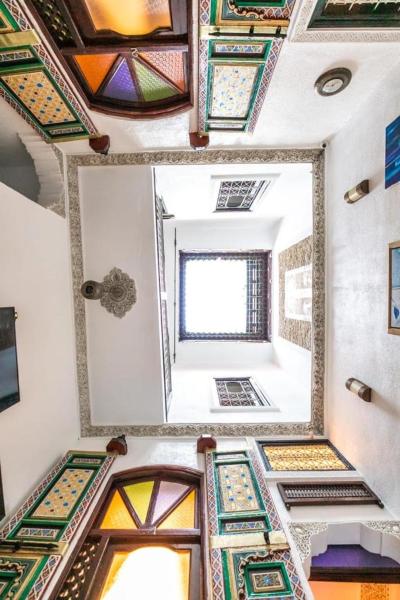 A la foto es mostra l'objecte Dar skilffo situat a la ciutat de Fes.