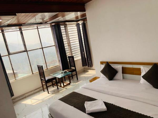 På billedet ses objektet Shubhra Home Stay And Restaurant beliggende i byen Rishikesh.