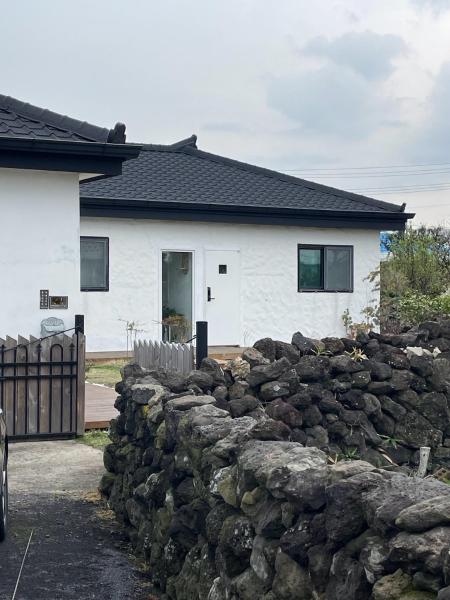 A la foto es mostra l'objecte Pakbyul Gimmori situat a la ciutat de Ŏrŭmbi.