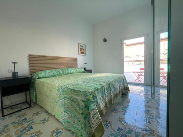 A la foto es mostra l'objecte Yali Suites Bed and Breakfast situat a la ciutat de Bari.