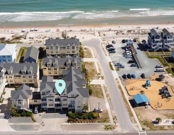 På bilden syns objektet Summer Winds 205 - Peep's Perch som ligger i staden Surf City.