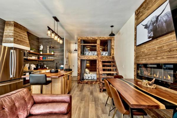 Foto 5: First level studio Unit #7 close to everything bike, ski, swim Zephyr Cove!