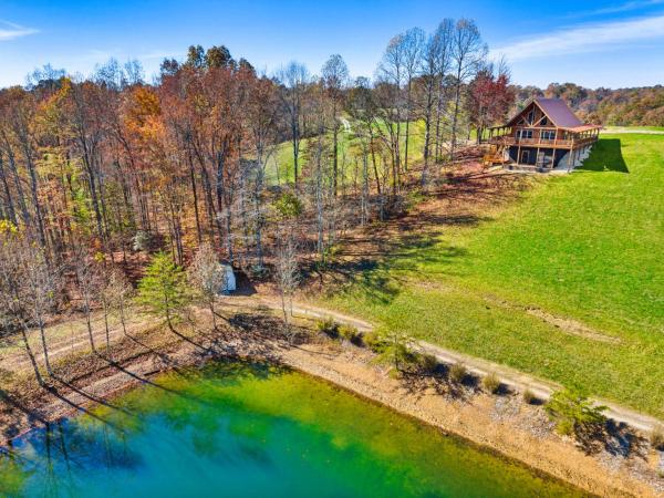 Na fotografii je vidět objekt Private Lake Hot Tub Fire Pit 5 Min to Hollerwood nacházející se ve městě Campton.