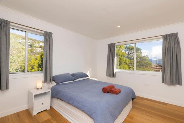 Renovated Two-level Sandy Bay Apartment - Kingston
