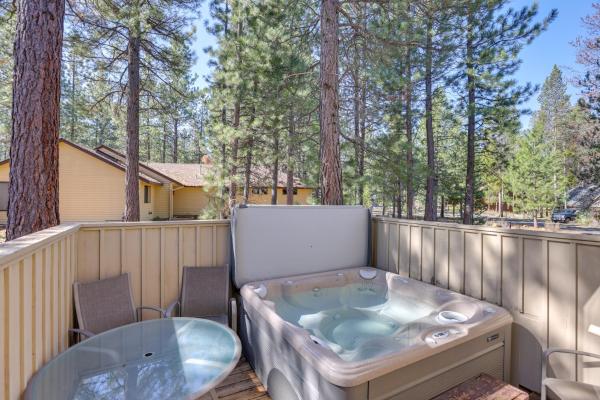 Na zdjęciu widoczny jest obiekt Hot Tub & Community Perks: Sunriver Retreat położony w mieście Sunriver.