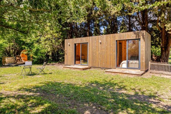 A la foto es mostra l'objecte Tinyhouse et abeilles, séjour insolite en Provence situat a la ciutat de Orange.