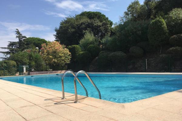Na foto é possível ver o objeto Quiet flat with private garden localizado na cidade de Vallauris.