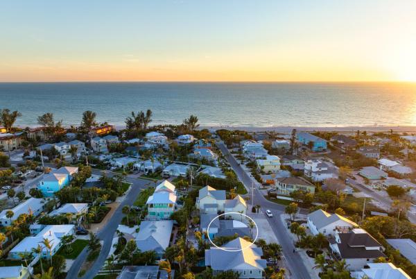 Na fotografii je vidět objekt Mermaid Sunrise! Available for Summer! Coastal beach home with pool 200 steps to beach! nacházející se ve městě Anna Maria.