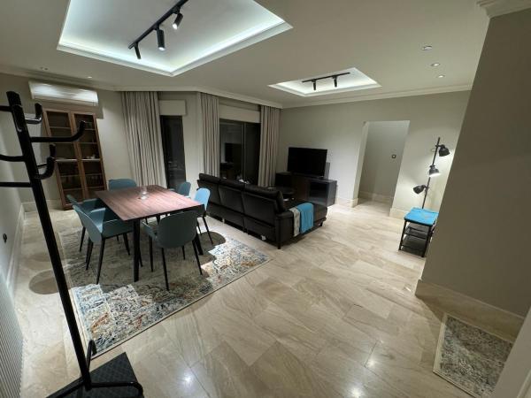 På billedet ses objektet Cozy 3-Bedroom Apartment in Abdoun beliggende i byen Amman.