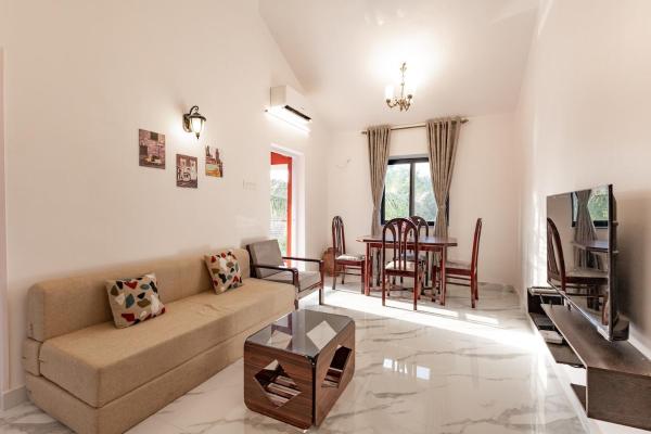 Na fotografii je vidět objekt Modern 1BHK Condo With Pool 3min Walk To Beach nacházející se ve městě Orlim.