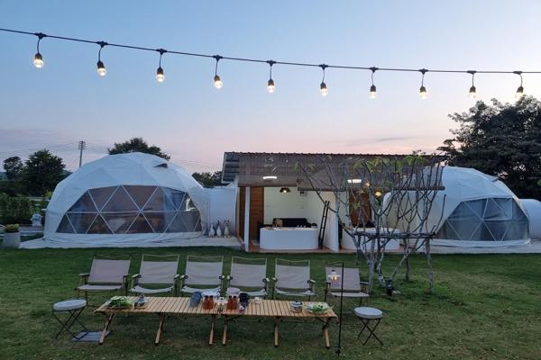 A la foto es mostra l'objecte NaNine Glamping situat a la ciutat de Cha-am.