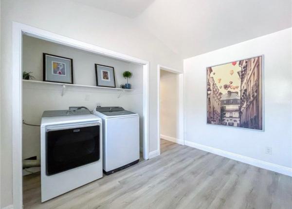 A la foto es mostra l'objecte Hillside-This is a House with 5 master suite situat a la ciutat de Riverside.