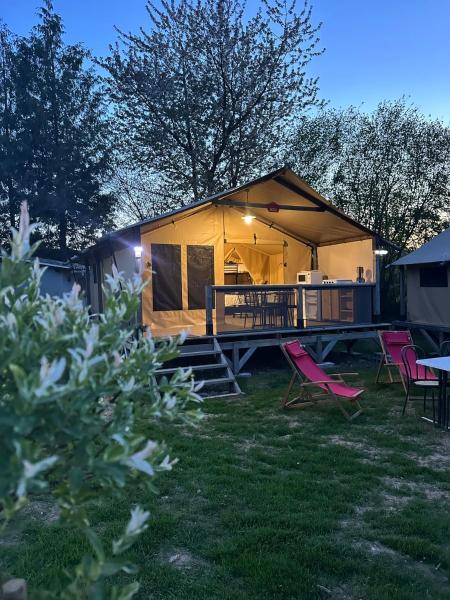 A la foto es mostra l'objecte Clos des Monts Tente Lodge Safari J situat a la ciutat de Saint-Amand.