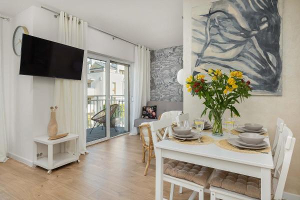 På billedet ses objektet Wyjątkowe Studio z Balkonem 350 m od Plaży by Noclegi Renters beliggende i byen Międzywodzie.