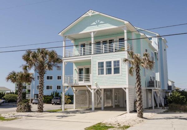 Na zdjęciu widoczny jest obiekt Dolphin Watch by Bryant Real Estate położony w mieście Carolina Beach.